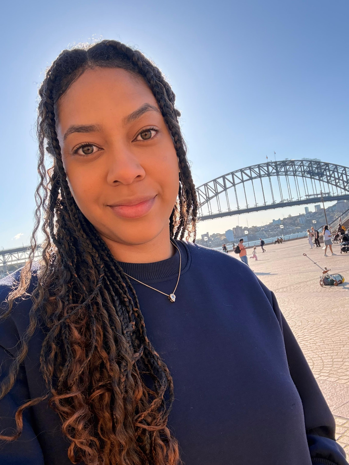 Taina em frente à Sydney Harbour Bridge