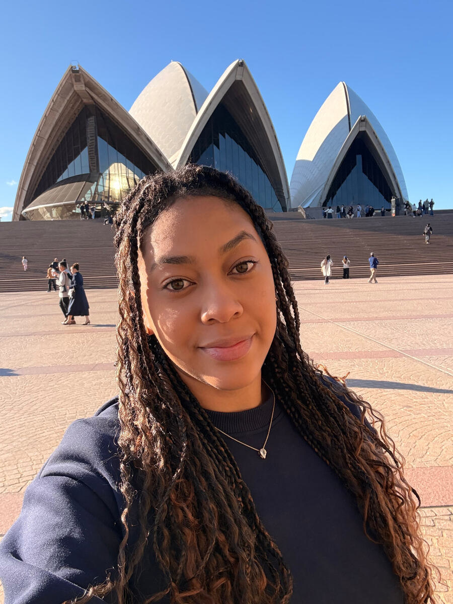 Taina em frente ao Sydney Opera House