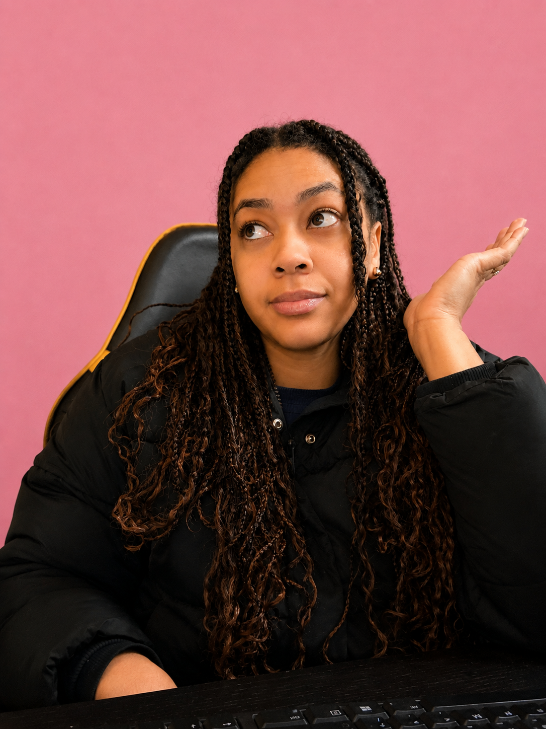 Taina trabalhando no computador